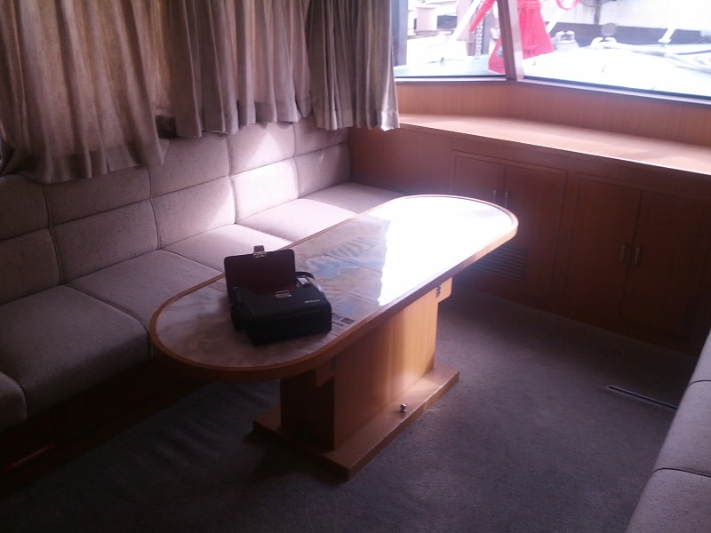 操舵室の右から入れるキャビン。
救助した方や作戦会議行われるそうです。
テーブルには琵琶湖の地図がありました。
また、冷蔵庫もあり、飲み水などが冷やされていました。
